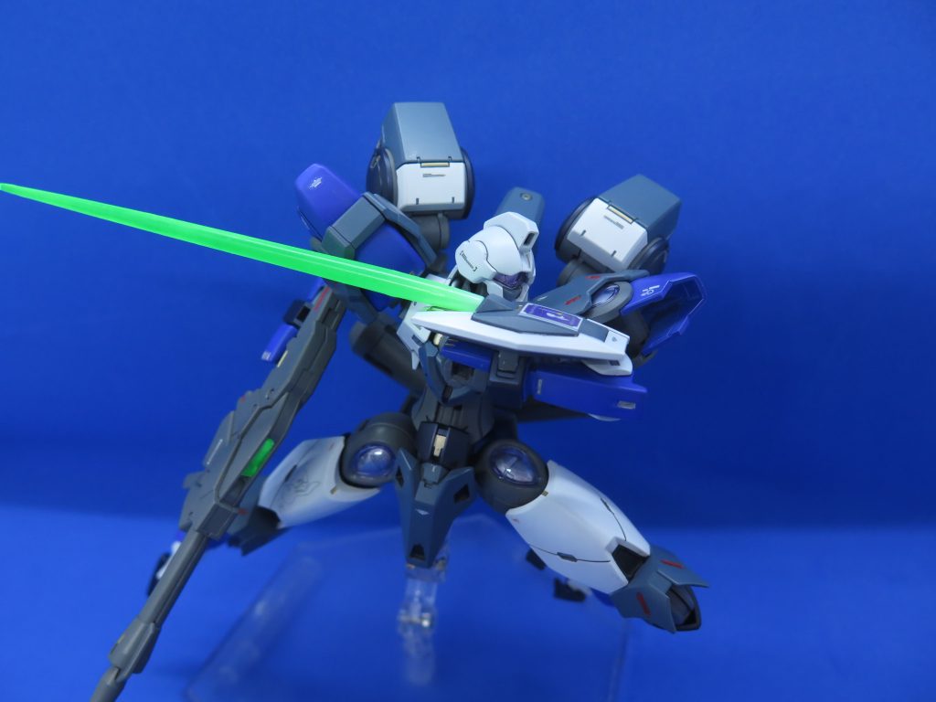 防御機能を最小限に抑えることで装備した小型シールド、前方にはビームバルカンを兼ねたビームサーベルを持つ。