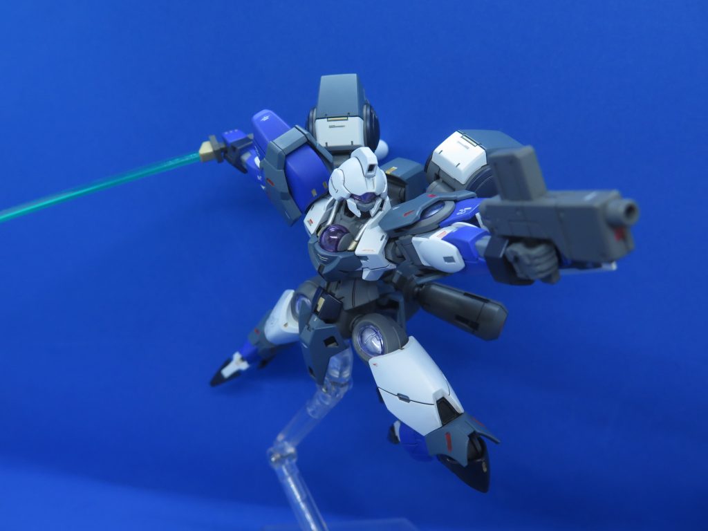 本機の特徴とも言える高機動装備、ベギルペンデのバックパックとハインドリーの肩部を改装した可動スラスターを組み合わせて、当代グラスレー社製機体の中に最高級の機動力を誇る。