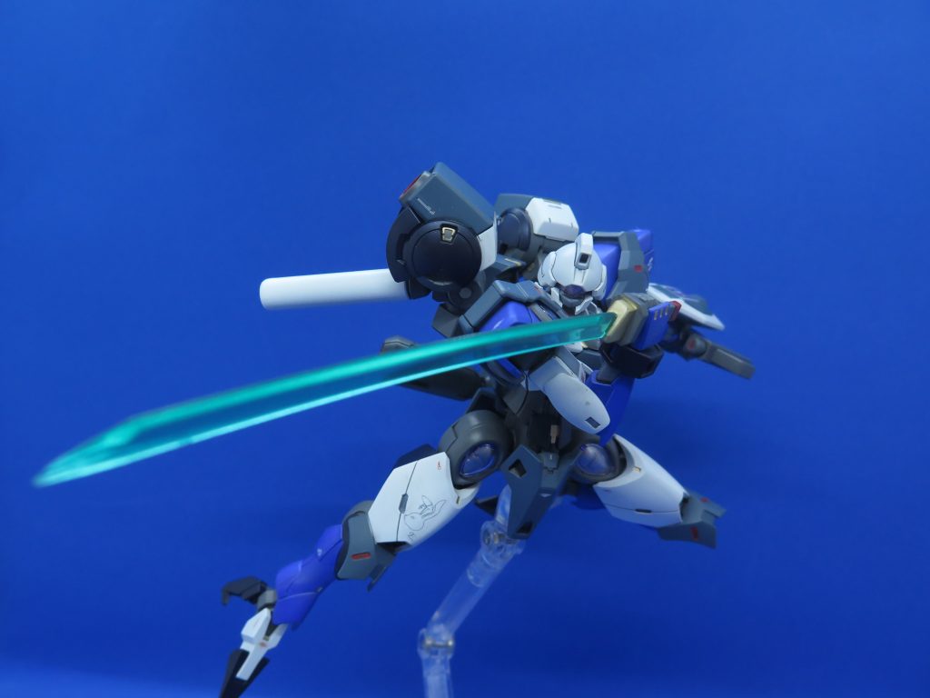 主兵装である斬機刀“ミズウミ”。この形態では主にハンドガンで相手を肉薄して、本兵装で仕留める戦法を取る。