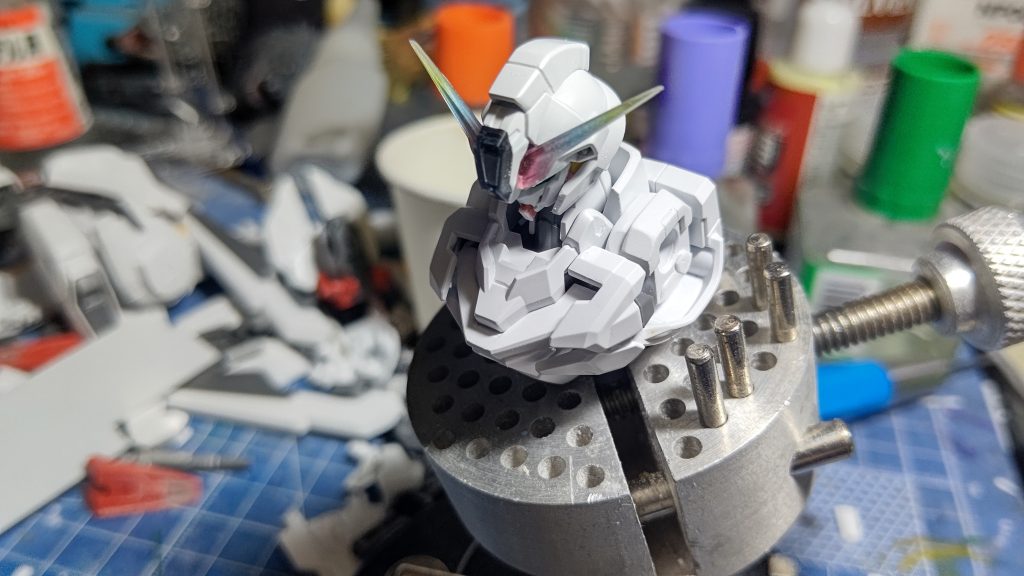 肩は内側をヤスリで削って段差を入れてます。完成品だとここはフレームが見えてるような解釈に変えてます。接続口も若干、プラ板でディテールアップしてます。