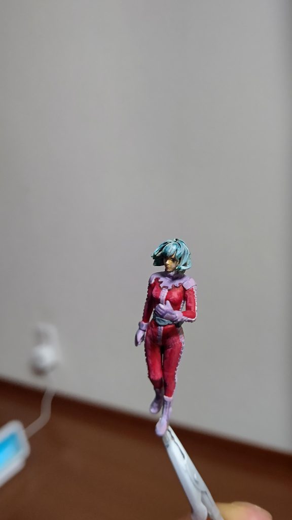 アイナはセイラさんの改造です。赤スーツに緑髪という、隣のシローと真逆にアニメ感たっぷりの配色ですが、これを茶色とかにしちゃうとアイナに見えないという…。