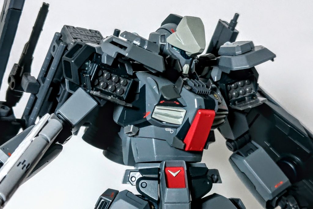 頭部、胸部、肩部は特にこだわりを持って製作しています。頭部はセンチネルシステム運用のため額が大きくなっています。額が大きくなったことでバイザーが従来のジェガンよりも細くなっていてそれが威圧感に繋がるようにパテで製作しました。胸部もダクトをハイニューガンダムのものに取り替えたり、追加ダクトでハイメガキャノン砲の冷却を早く行えるようにしています。肩部は差し替え無しでアーマーを展開しミサイルを露出させるようにしています。