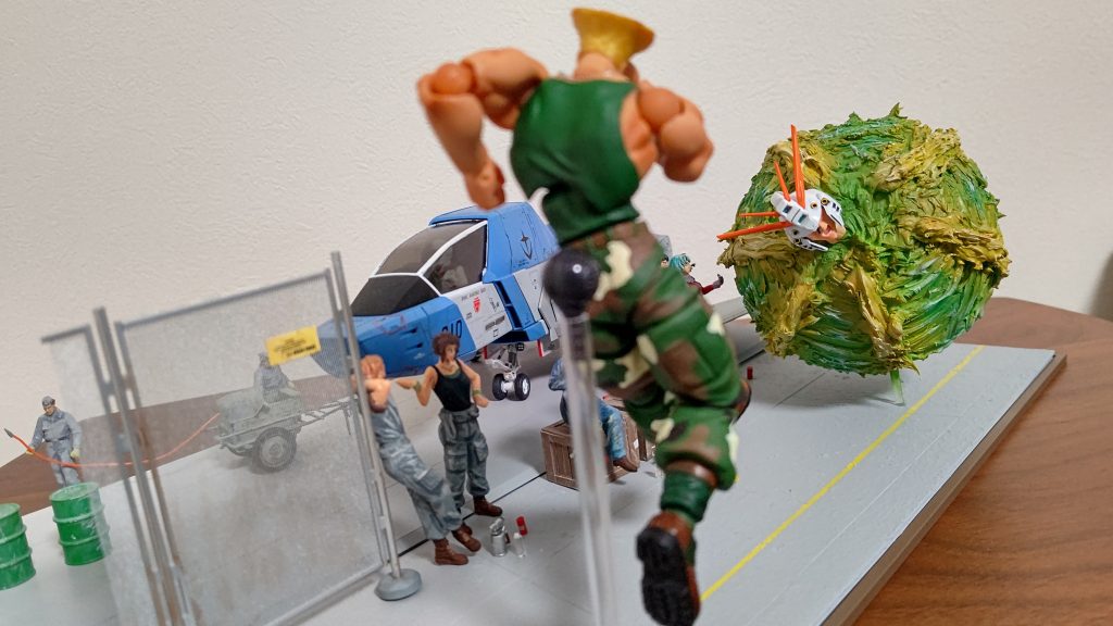 …とまぁ、往年のメスト風文章でした。以前コアファイターを作成した時から考えてはいました、ガイルステージの構成を連邦軍に入れ換えたジオラマとなります。対戦相手は超級覇王電影弾!w。