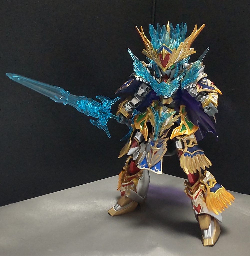 前回からの改良ポイントは、以下の通り。・腰部に追加装甲このシリーズの最大の弱点である「腰周りの細さ」をなんとかする為に追加装甲を加えました。※関羽νガンダムのを使用しています。・胴体の延長軍馬の胴体の上にSDガンプラの胴体を乗っけただけでは、やはりずんぐりむっくり感はあったので、胴体のパーツを追加して延長を施してみました。これで少しはスタイリッシュになったのではないでしょうか?・脚部に追加装甲を施すこの作品の脚部は他のHGシリーズのを移植しており、このアーサーガンダムはHGバウのを移植しています。以前はちょこっとだけアーサーの装甲を付けていましたが、今回はガッツリ増量してみました。これで見てくれは豪華になったかと。