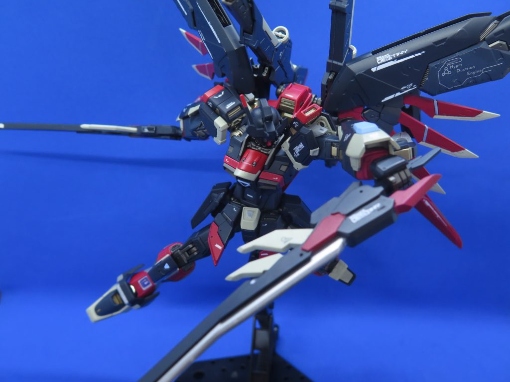 追加武装：ハーモニー・ルージュブレード新たに装備した対MS特化型実体剣、二刀流や連結形態での使用等、運用の幅が広い。刀身は相転移型で、敵の装甲データを合わせてフェイズシフトすることで安定した切れ味を発揮し、理論上では如何なる装甲でも切断可能。しかし、データにない未知の素材に対しては切断力が低下する欠陥も持つ、故に先手を取る事には向いていない。