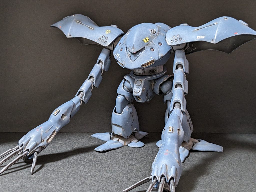 【正面】カラーリングはオリジナルよりトーンを落とし、水垢表現のためにウェザリングカラー・マルチホワイトで複数回ウォッシング。ハイゴックは大好きで、プロポーションは一つの完成形だと個人的に思っているので、ディテールアップ以外は無改造です。