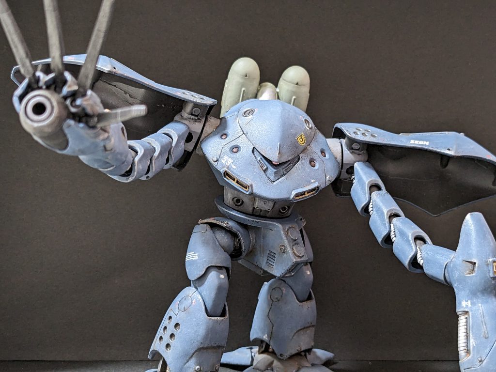 ビームカノン射撃姿勢。ジェットパックは本体に馴染む色にしました。