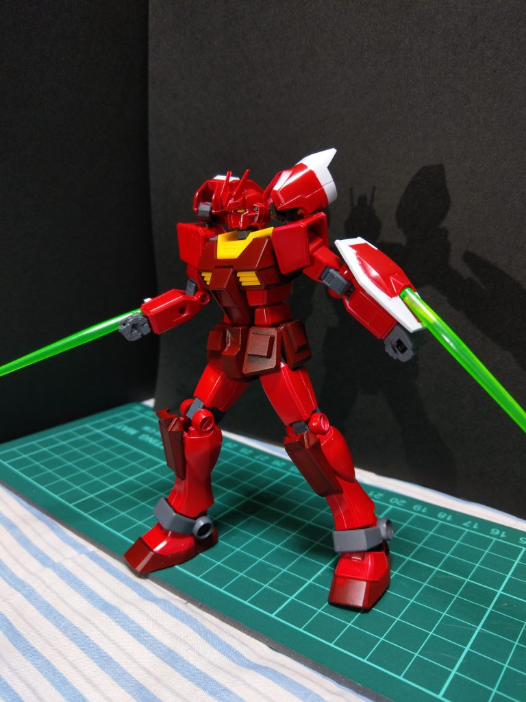 肩バーニアは胴体ではなくショルダーアーマーに直刺ししてありますが向きは変えられるので高機動モードにも出来ますショートシールドはミカエリスのなのでキャノンではなくビームサーベル