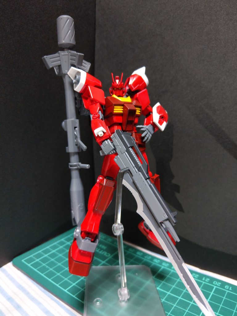 バズ・ガンブレイドの刃・肩バーニア・膝ガードがストライク、銃部分とバックパックはνガン、シールドだけミカエリスです