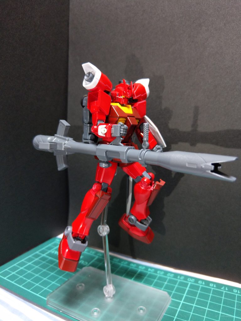 各所に穴を空けて30MSに付属するジョイントパーツを使って武装と繋げてあるので劇中のように持たせられます