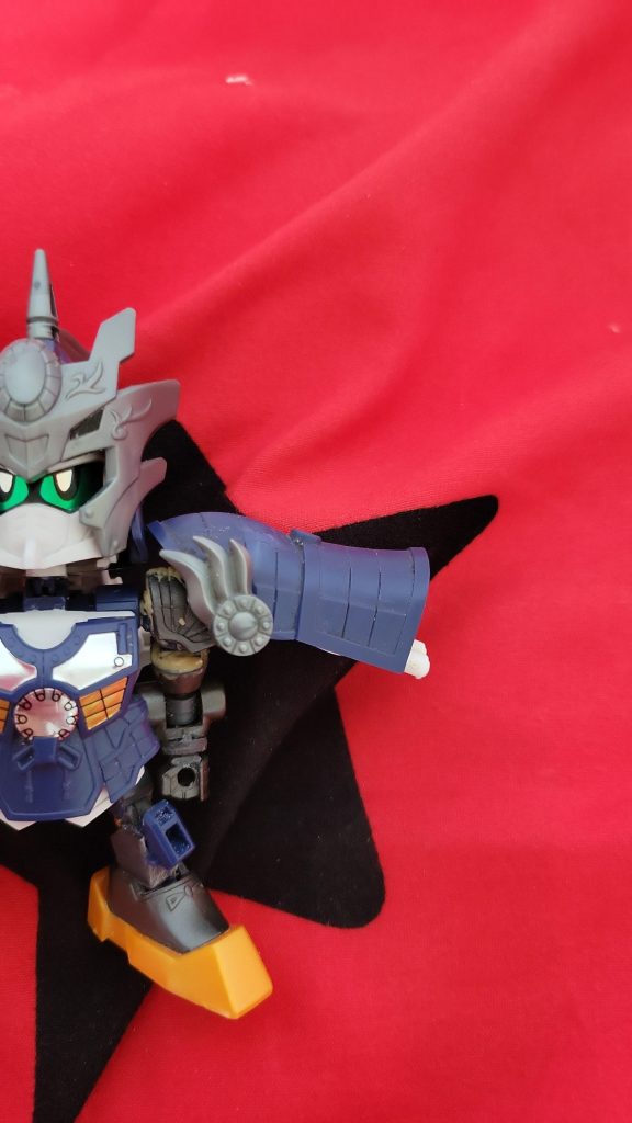 切断されたPC接着ジョイントを再利用するリサイクル手法を使用し、薄い装甲の可動範囲を拡大します。