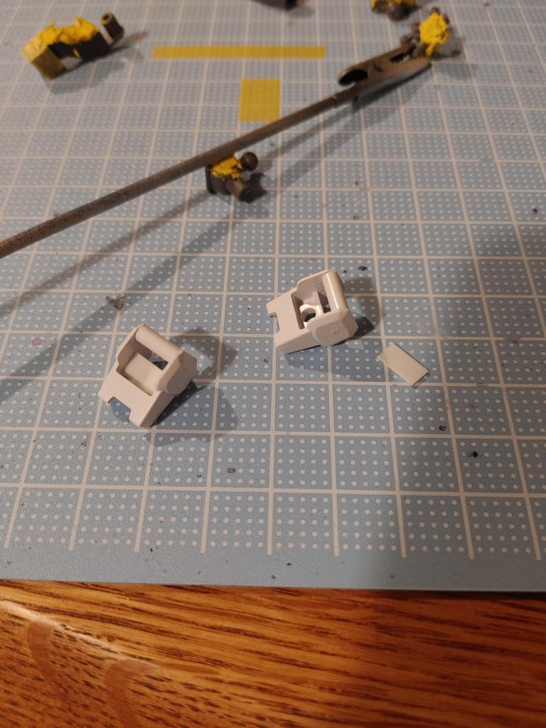 気になる踵の穴をプラバンでふさぎました。