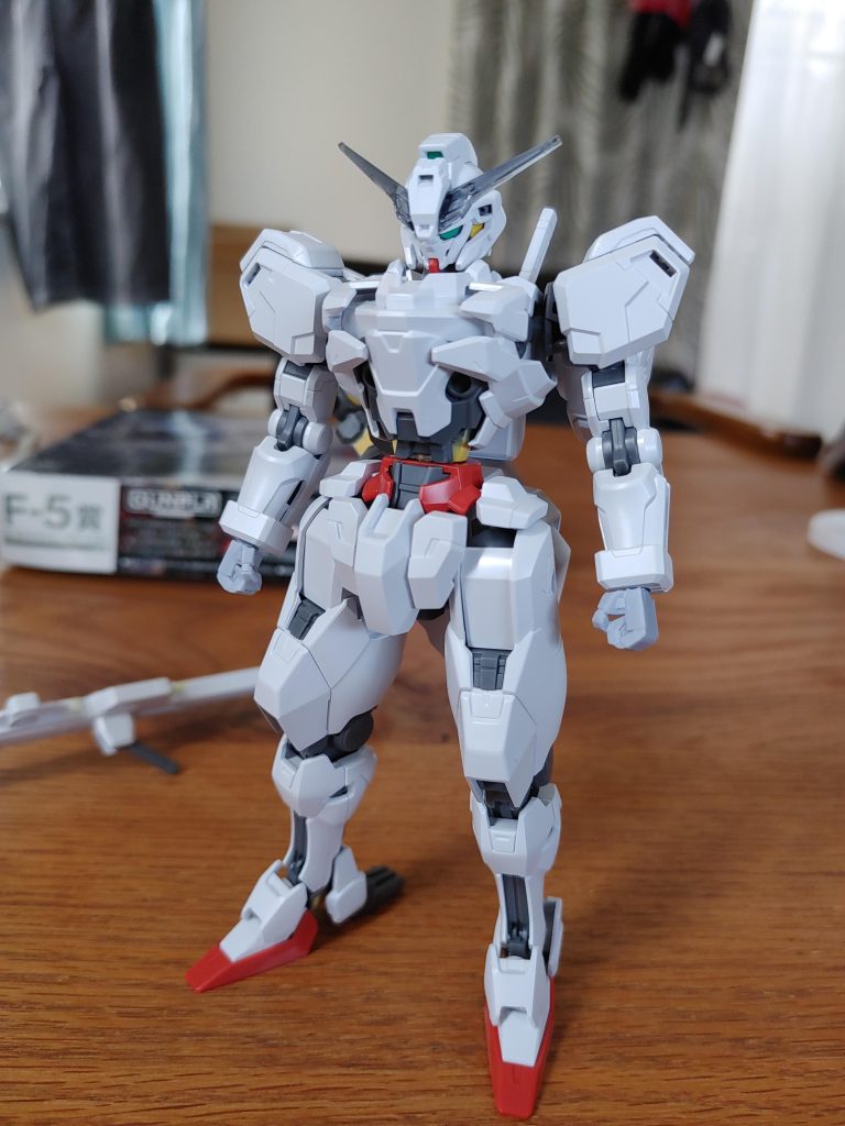 本体は胴の2mm延長と、そのままだとダサかったのでエアリアル改修型の膝パーツを加工しくっつけてみました。ポリパテで足首の肉抜き埋め、アンテナシャープ化をしました。