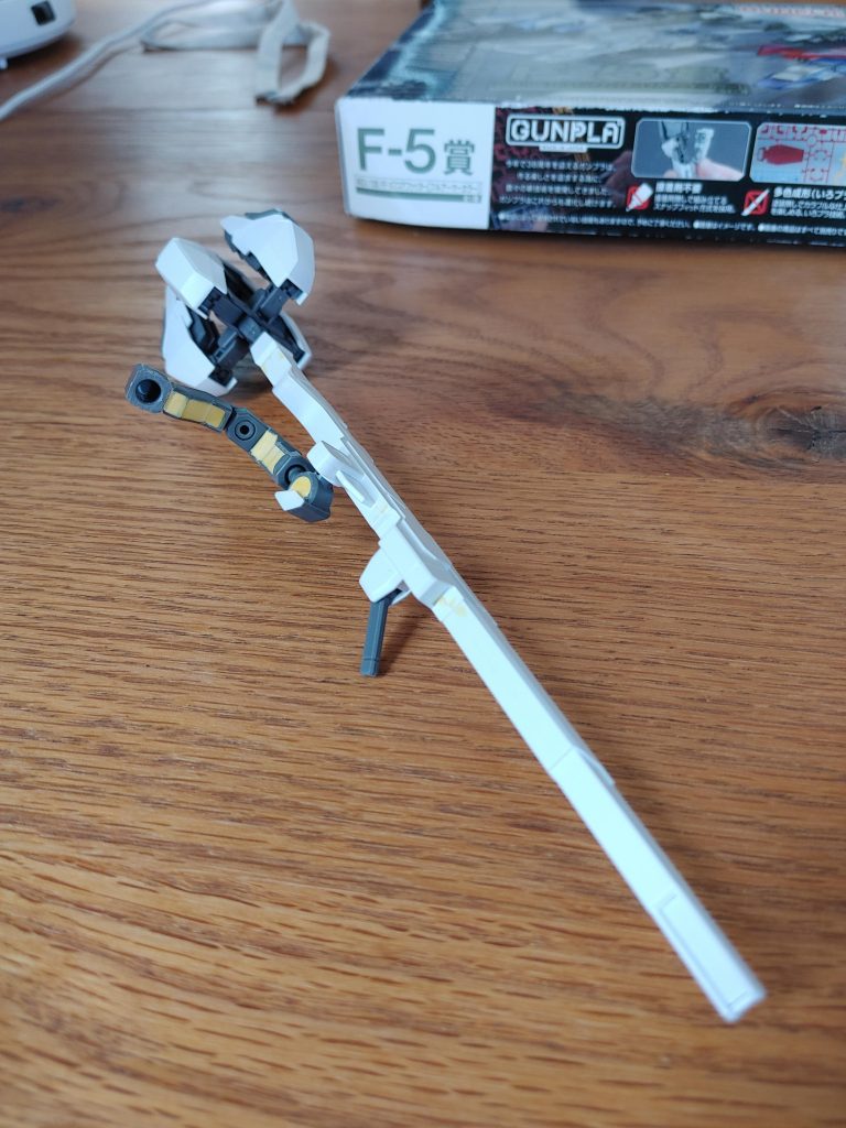 バリアブルロッドライフルの合わせ目消しは、カッターナイフでかんながけ、ポリパテを盛ってかんながけを繰り返し、地味に時間かかりました。アーム部分は、ポリパテとプラバンで塞いでいます。