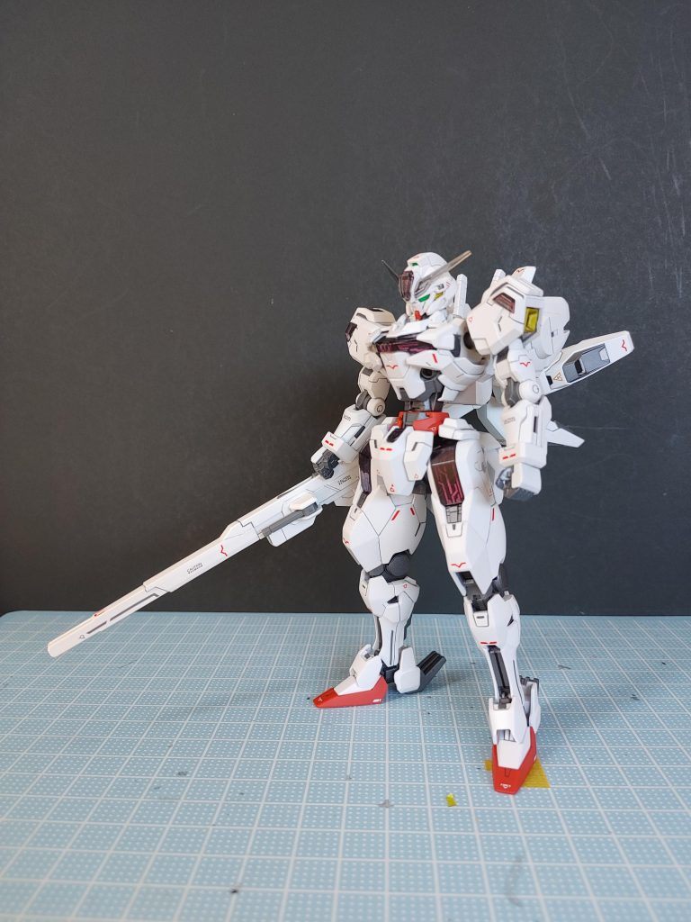 コピー用紙でパーメットスコア5にしています。モールドは彫り直しし、グレーのエナメル塗料でスミイレしてます。デカールは中華製のエアリアル用を使用。フレームはブライトガンメタルとグレーで塗装、白部分はホワイトサフ1500番にプレミアムトップコート艶消しです。ゴールド部分はシルバーリーフにクリアイエローでキャンディ塗装風。アンテナ等クリアパーツは600番から4000番(親父のやすりフィニッシュ)で、ゲート処理しています。センサー類は迷いなく付属シールを使いました。