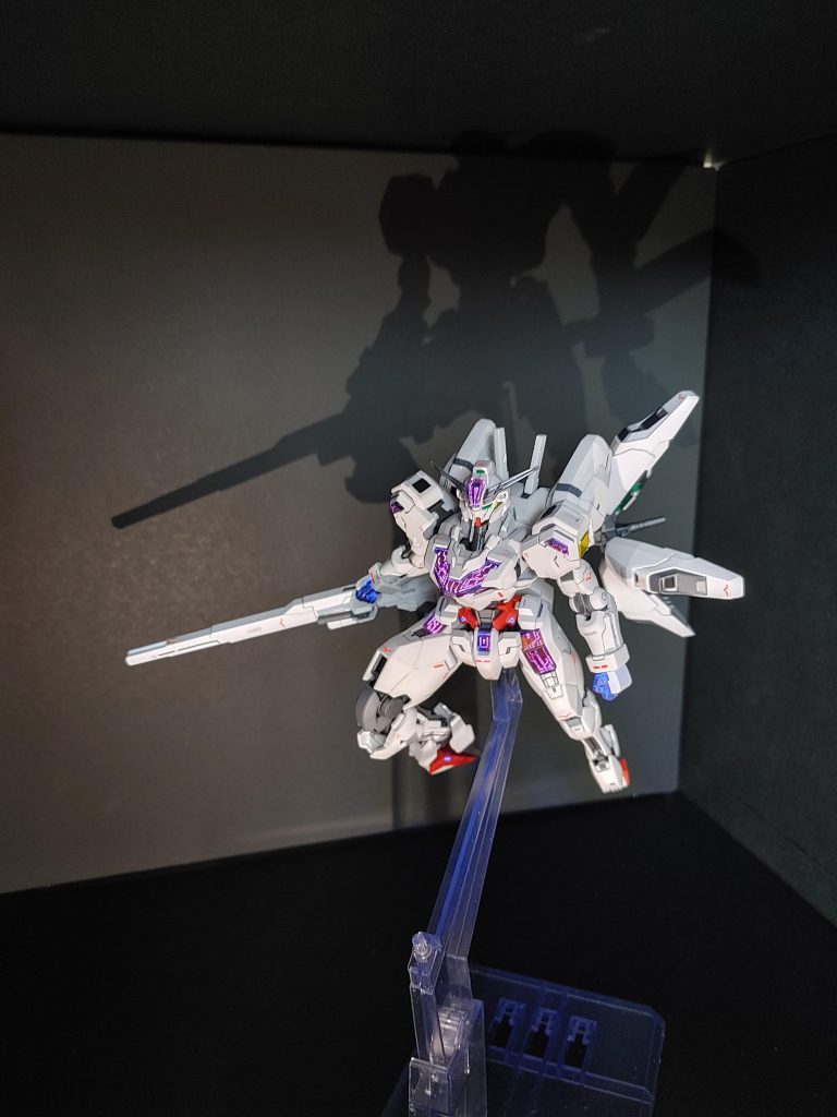 今回も発光の色がピンクになっちゃってます(^-^;しかも拳も塗装が薄かったのか、光っちゃってる(笑)