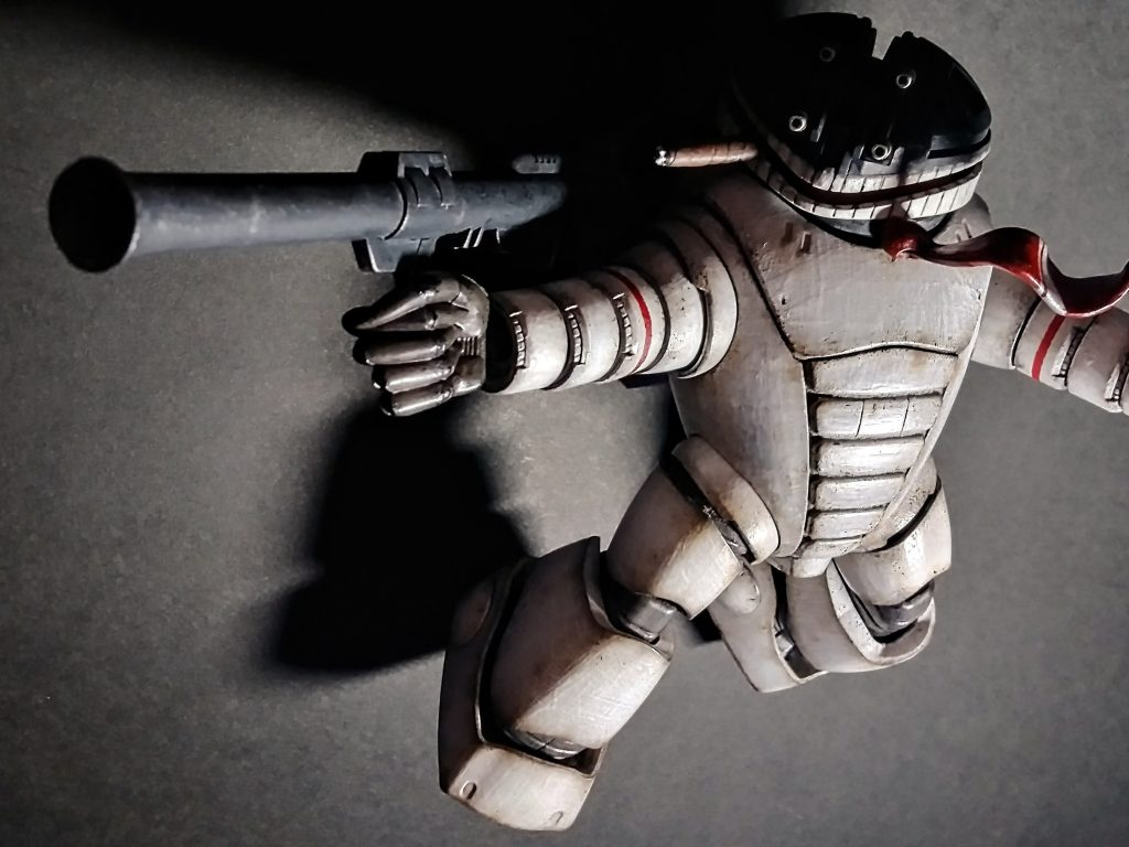 今回は全塗装の後、苦手なスポンジチッピングの克服のために全体をポンポン。腕の赤いラインもスポンジチッピングです。妥協しません。