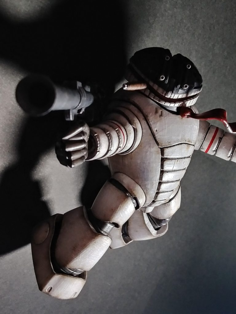 アッガイと言えば、葉巻とネクタイ。宇宙戦には欠かせないハードボイルドアイテムです。風になびくネクタイが漢を感じさせます。