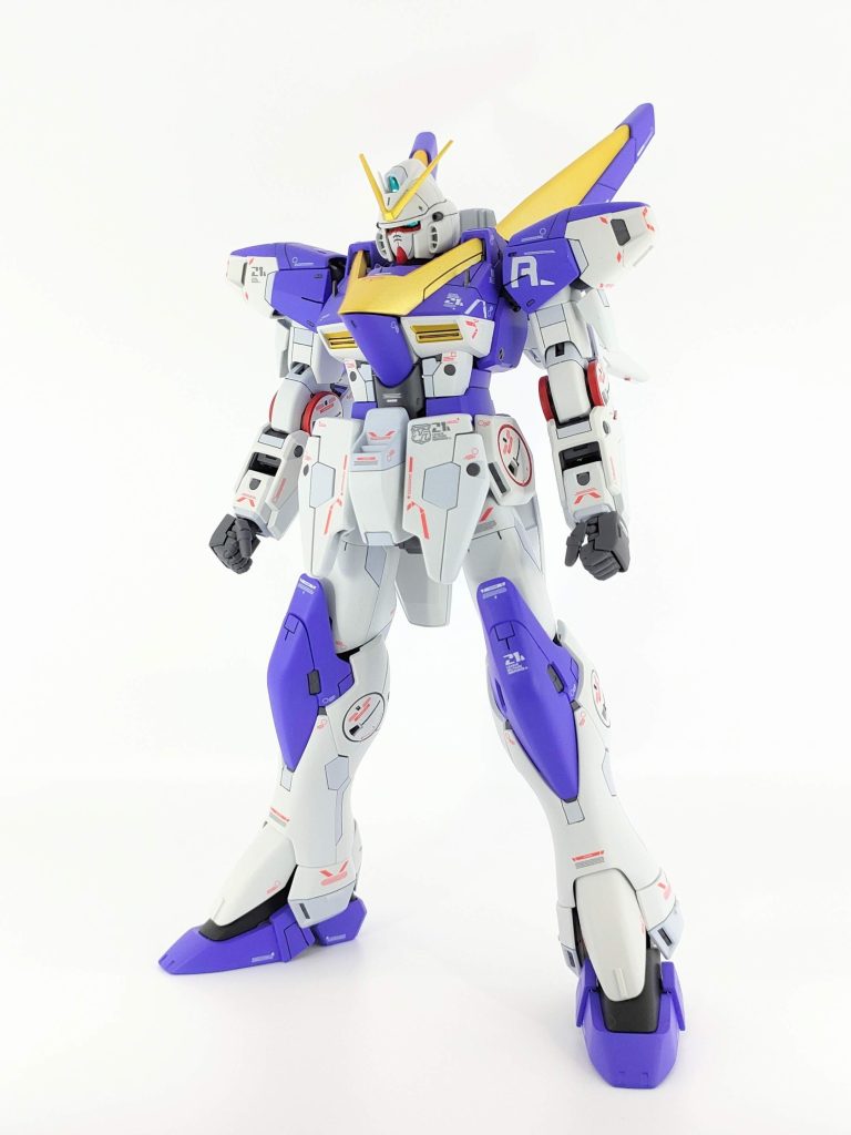 オマケでV2ガンダム素の状態も載せときます。別撮りだったので色味が若干変わってますが、ブルー部分は蛍光ピンクを混ぜてるので少し紫がかっていてちょっとセンチネル風なのが拘りポイントです。完成まで時間はかかりましたが、小柄なボディにギミックみっちりで、作っていてとても楽しいキットでした。■カラーレシピ・フレーム：メカサフヘビィ・外装ホワイト：クールホワイト、コールドホワイト・外装ブルー：ブライトロイヤルブルー＋コバルトバイオレット＋蛍光ピンク少々・外装シルバー：GXアイスシルバー・外装ゴールド：スターブライトゴールド・外装レッド：ハーマンレッド・トップコート：EXフラットクリアープレミアム