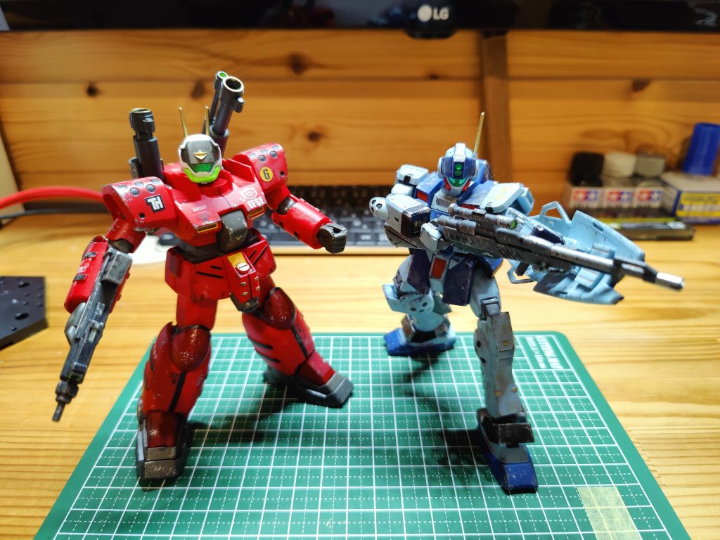 「赤い機体」より量産型ガンキャノンと並べてみた。