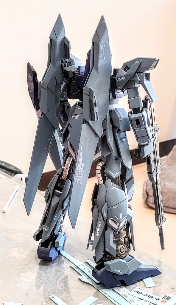 後ろ姿。付属しているシールの上から塗装するのが微妙な気がしたので使用していません。キット付属のガンダムデカール自体が少なくさみしかったので別途デカールを貼り付けました。