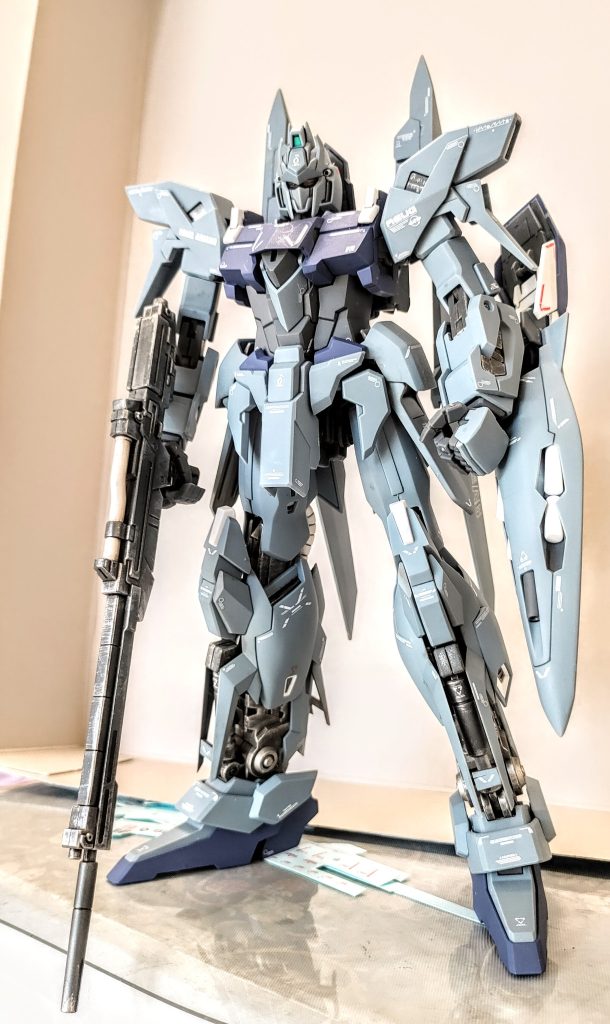 デカール貼り付け後のスミ入れトップコートした状態です。装甲がかかってしまう所だけ部分塗装しています。素組みでもプロポーションが素晴らしくカッコいいので汚すのが怖くなりますW