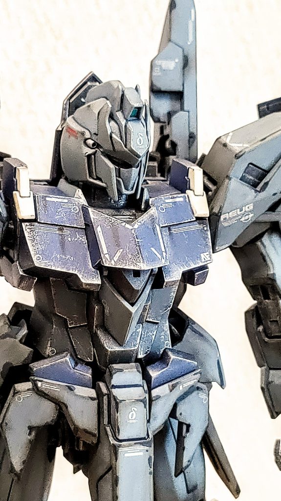 汚し途中です。ウォッシング後にドライブラシとチッピングを行い、ガンダムマーカーと指で汚れを増やしていきます。ABSはかなり神経質に塗装をしたつもりでしたが、やっぱりクラック入りました(泣)