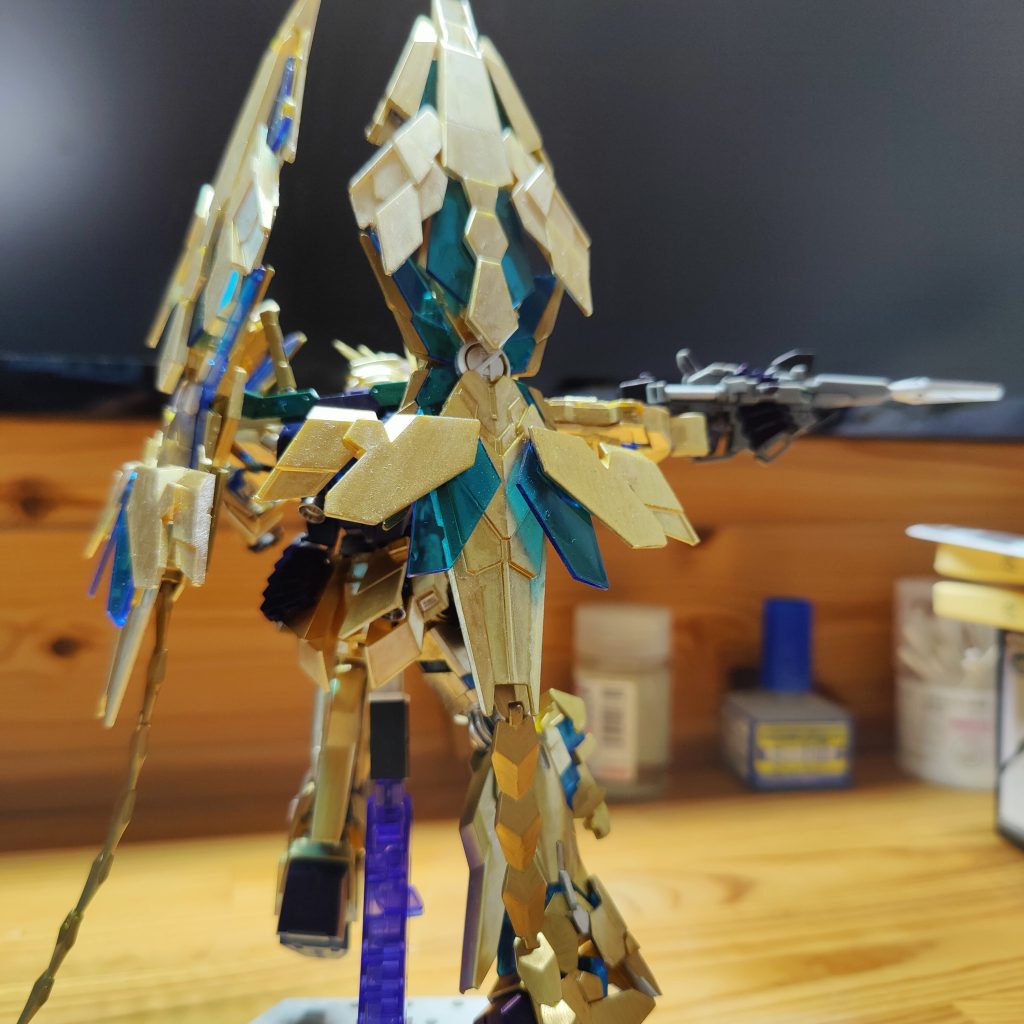 ガンダムマーカー金、ホワイトゴールド、などを使い分けています。
