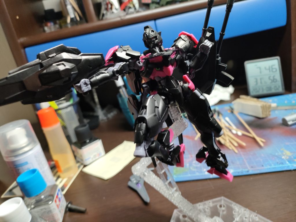 ルブリスに元々ついていたビームライフルも黒で塗りました。ルブリスは白いので真逆の色になるとイメージが全然違いますね。