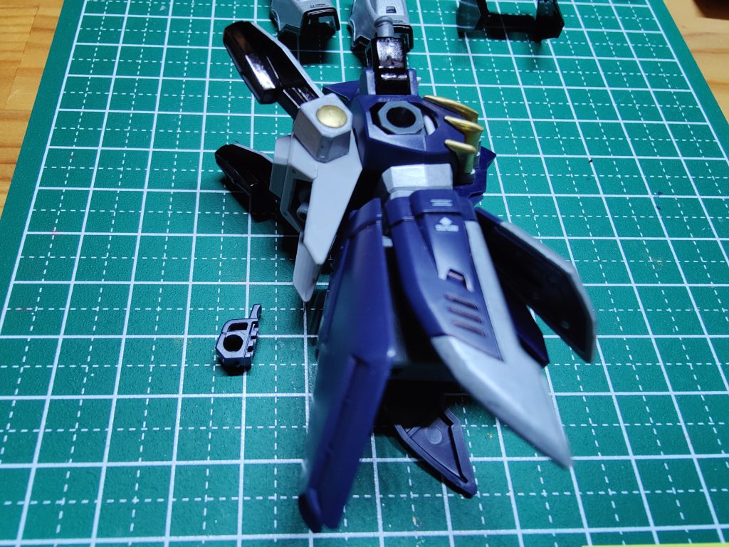 スカートにツインビームサイズを収納できる部品が、バックパックと干渉するので、取り外しました。