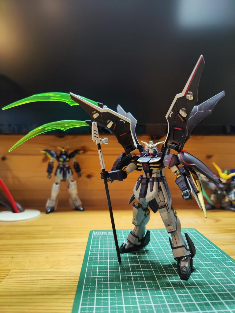 塗装はなるべく厨二感が出るようにイメージ。モールドや造形に沿って赤いラインを入れる作業が大変でした。関節から覗く金色や、スラスター類はメッキシルバーを使って潔くw下半身は白すぎたのでグレーにしたかったけど、ガンダムマーカーのグレーを持って無いのでシルバー塗ってツヤ消した。雨なのに吹いたトップコートが少しダマになって白くなったけど、リカバリー面倒だったためそのまま。気にしない。デカールは少しだけ。ウェザリングは無し。