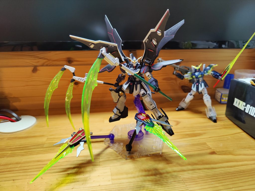 デスサイズヘルを二刀流にするため、武装を剥ぎ取られたデスサイズ（クリアカラー）に、そこらへんに落ちてたたぶんサザビー用の武器持たせてあげた。むしろ強そうwバスターシールドはシールド・ファンネル化しております。