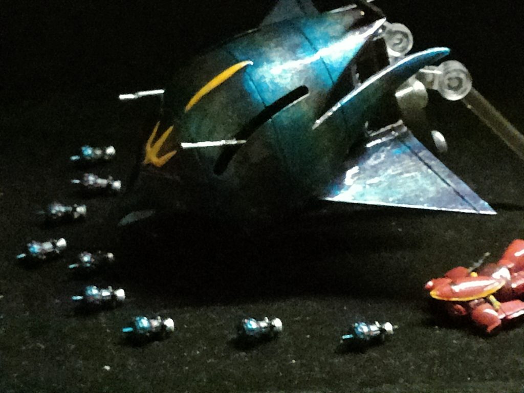 ベースは光沢シャインレッドと光沢青竹色の混成パープルです。思ってたよりもだいぶ暗めのパープルになってしまいました。その上から光沢青竹色、ゴールド、シャインレッドをグラデーション塗装しています。サフなどの下地はなし、トップコート的に光沢クリアを上塗り塗装です。