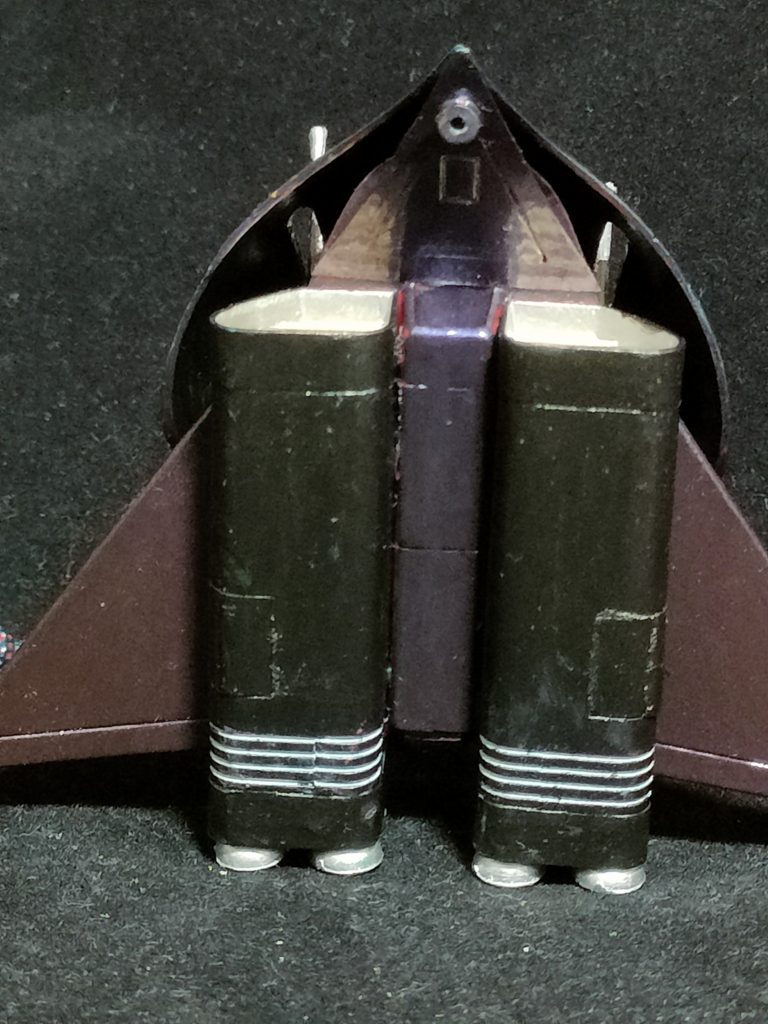 裏面、画像だと汚れみたいなのが見えますが、実物はほぼ目立ちません。下部はメタリック国鉄色で塗装。着地パーツ付けるか収納状態にするかパーツ選択でしたが収納にしました。旧キットなので全て接着組み立てなので選択を後から変える事はできません。