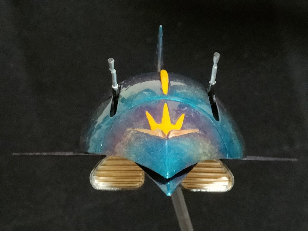 正面、結構お気にいりです。可動する部分は砲筒くらいですが形が良い機体なので眺めるだけで満足です。