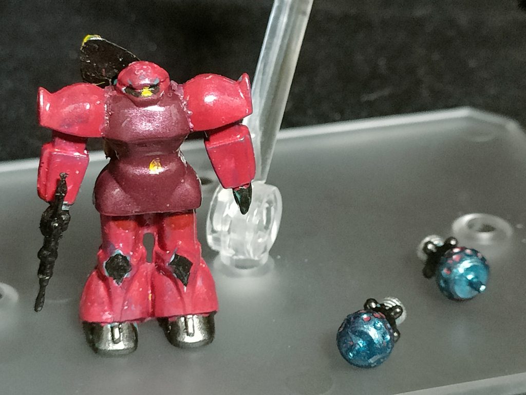 シャア専用ゲルググのミニフィギュアとビットも付属しています。小さすぎて米粒に筆で文字を書いてる気分でした。書いたことはないけど。ちなみにシャア専用のツノは細すぎて折れてしまいました。