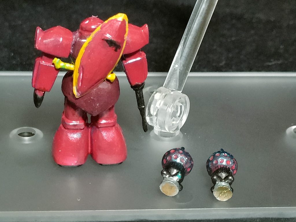 背面、出来るだけ色を塗り分けてますが、自分にはこれが限界ですね。ちなみにビットの色ムラはサイコフレームの影響として敢えて出しています