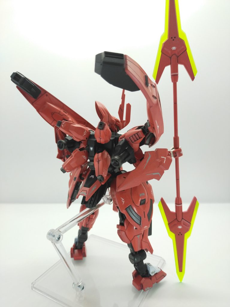 コンセプトの1つである高機動化は、本機を背面から見ると分かりやすいです。また後方に向けて延びたスラスター群が獅子のたてがみを想起させる姿にもなっています。正にジェターク社を象徴する機体と言えるでしょう。