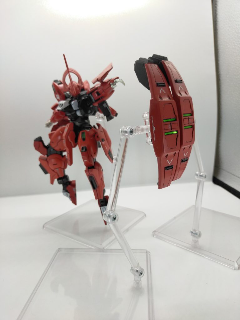 アンビカー改タイプA1度目の改修で大型化されたアンビカーでしたが、今回の改修に際してより多機能化を目指した結果小型化される運びとなりました。ですがシールドとしての機能はもちろん、肩部に装備した際にはフレキシブルスラスターとしても運用できる多機能ユニットとして完成されました。