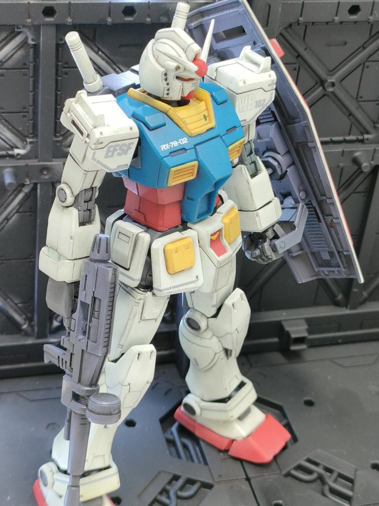 武器類はガンマカメカグレーで塗装。関節部はガンマカグレーを使用し差別化しました😀シールド裏を塗装するとメカ感でますね!!
