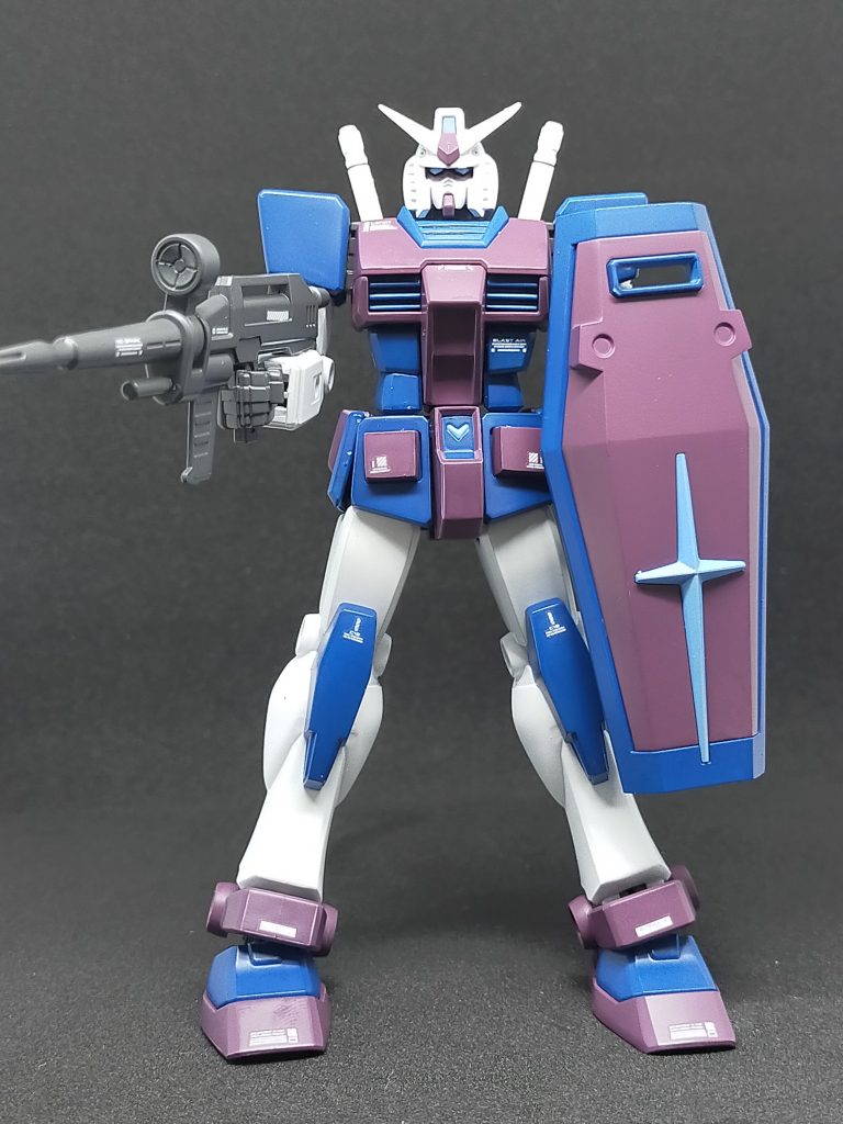 武器を構えて。ライフルは合わせ目消しとセンサーの色分けを忘れて手抜き仕様になってしまいました(汗)次回はちゃんと計画的に塗装したいと思います。