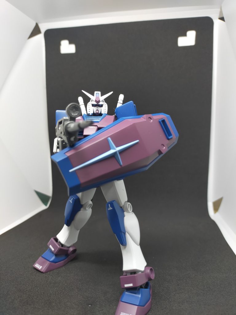 射撃ポーズ実は塗装時にボールジョイントがキツくなって、左足付け根が折れてます(^_^;)この辺りも反省点ですね…反省ばかりの自己評価低め作品でしたが、エアブラシ塗装自体はとっても楽しかったです！自分の考えた色を再現できるのはわくわくしますね！次回はHGでスジボリと全塗装挑戦したいと思います！改造もゆくゆくはできたらいいな！お目汚し失礼しました！