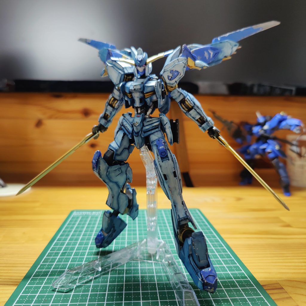 白いパーツを全てリアルタッチマーカー（ブルー1）で汚して、綿棒で陰影とハイライトを出しています。関節部分や武装、ハーネスなどはガンダムマーカー金と銀で直塗り。抽象的なデカールを適当に貼って、つや消しトップコート吹いてから、エナメル塗料でチッピングと少しだけウェザリングをしました。