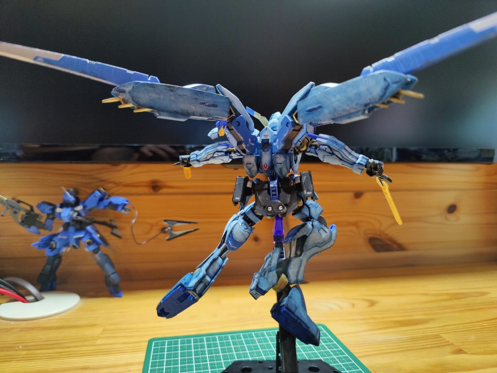 バックショット。無機質だが「羽根」感はある。スラスターとかもっと欲しい（塗りたい）。レールガンの発射口は、どれなのか？もう少し造形をなんとかしたかった。