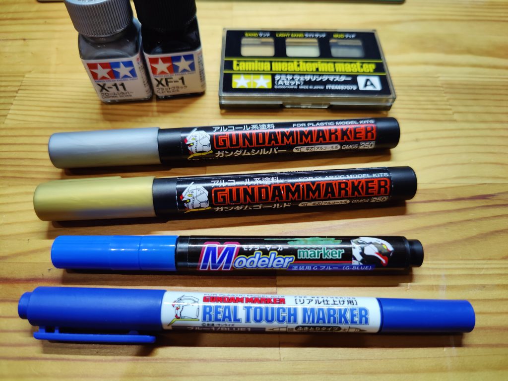 使用したペン一覧。一番下のリアルタッチマーカー（ブルー1）を多用した。綿棒も相当使った。陰影出した跡にエナメル塗料のフラットブラックとクロームシルバーでチッピング処理、ウェザリングは気持ちだけ。