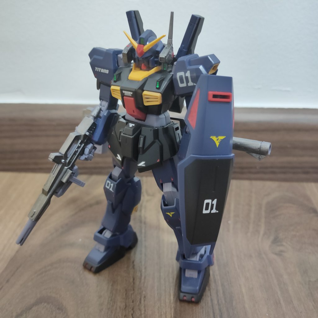 ガンダムマーカーでスミ入れと少し塗装、デカールを追加してトップコートしてみました。