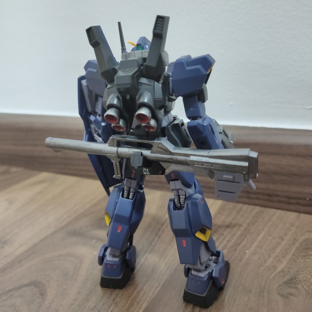 バックパックと脚のバーニアをガンダムマーカーで塗装。黄色がうまく塗れず。。