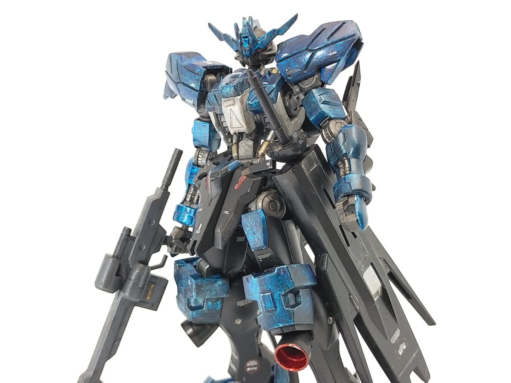 バーニアの赤もシルバーの後にクリアレッドを塗装しています。水転写デカールはガンダムデカールやスジボリ堂さんの物も使用しています。