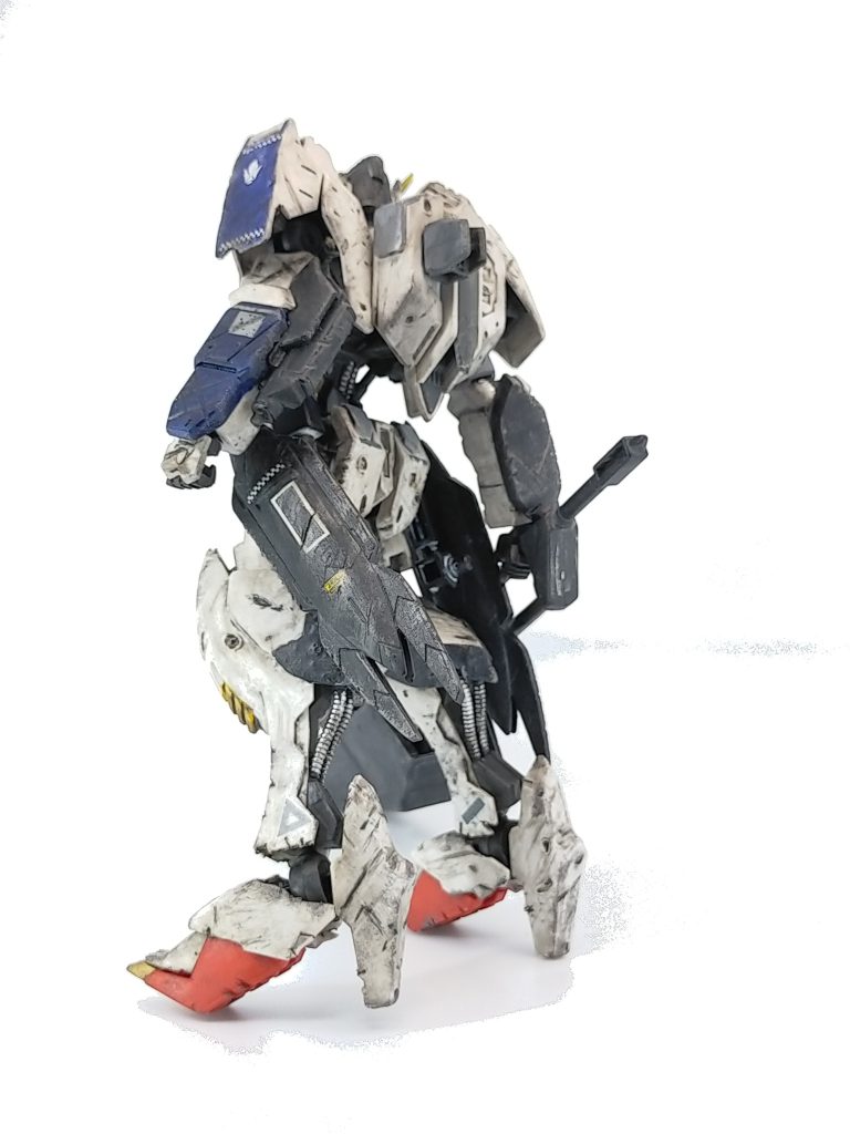 全体を番手の低い紙ヤスリでヤスリがけ→ニッパーや線香で傷を付けて、部分塗装。