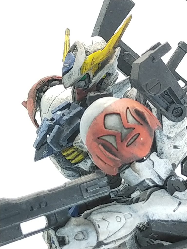 墨入れ不足のポイントはリアルタッチマーカーも追加使用。その後、スポンジピッチングをした後無光沢のトップコートで保護。